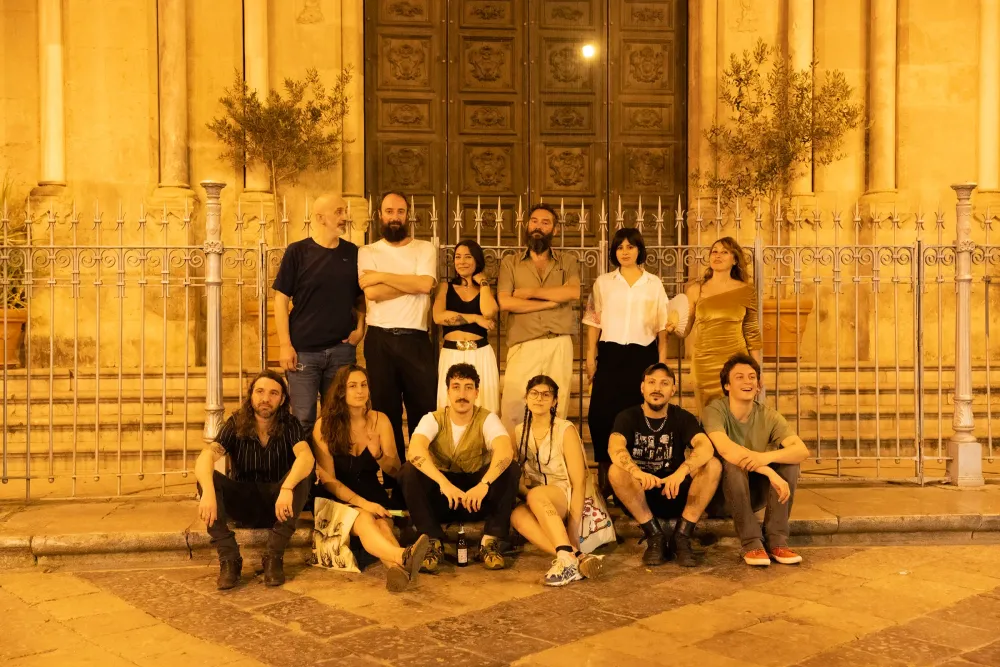 Foto di gruppo: artisti, curatori e galleria, Palermo, luglio 2023