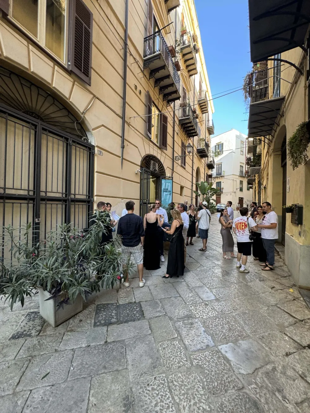 Salon Palermo 4 — Opening, 11 luglio 2024 — Il pubblico in via Maletto 5