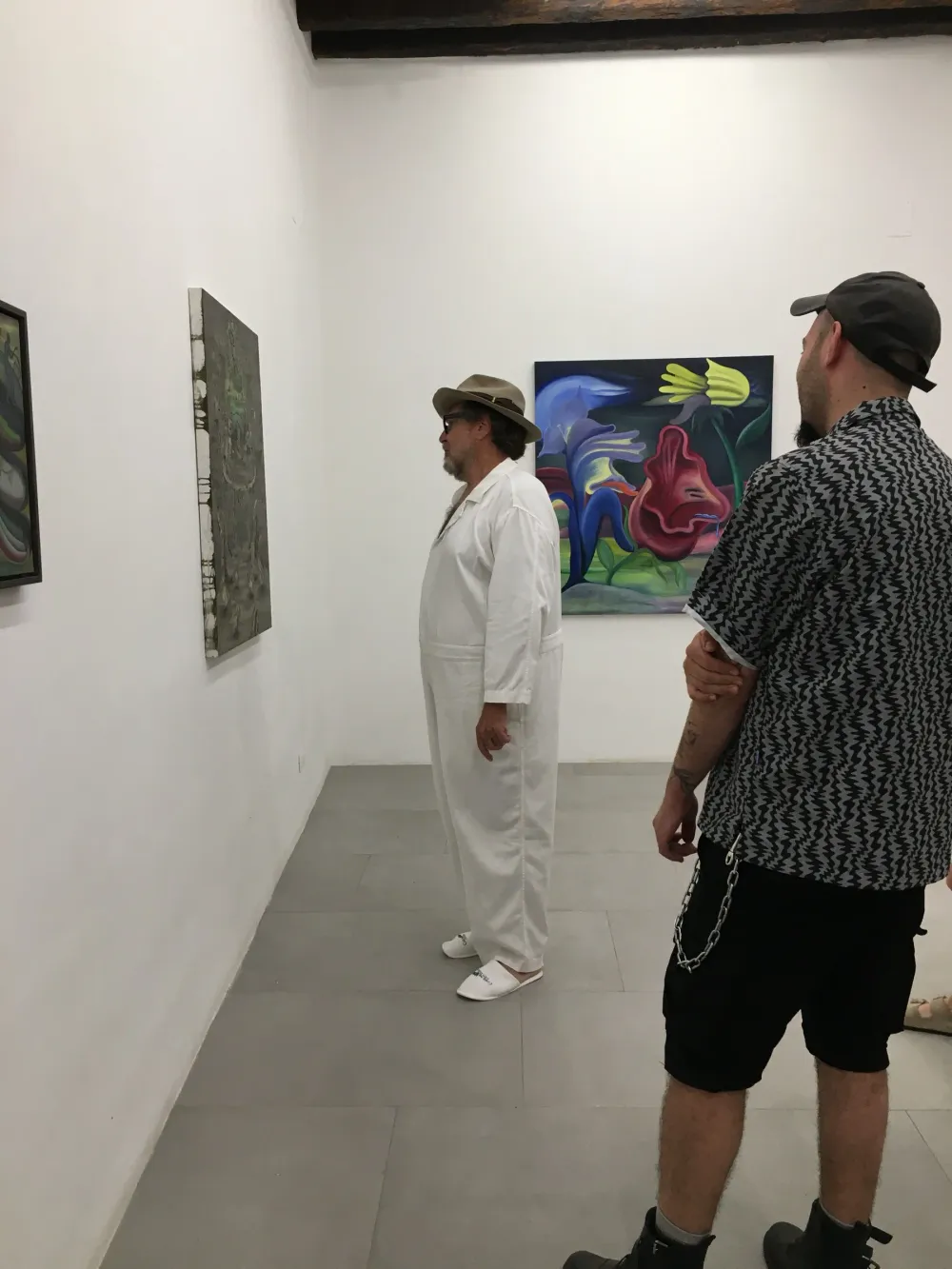 Julian Schnabel in visita alla mostra, davanti a Polline di Agnese Guido
