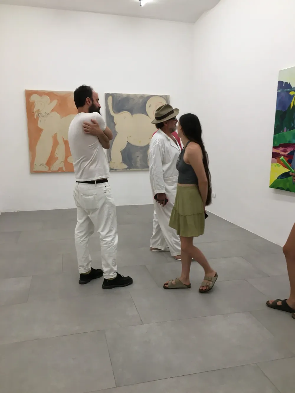 Julian Schnabel in visita alla mostra, sala con le opere di Letizia Lucchetti