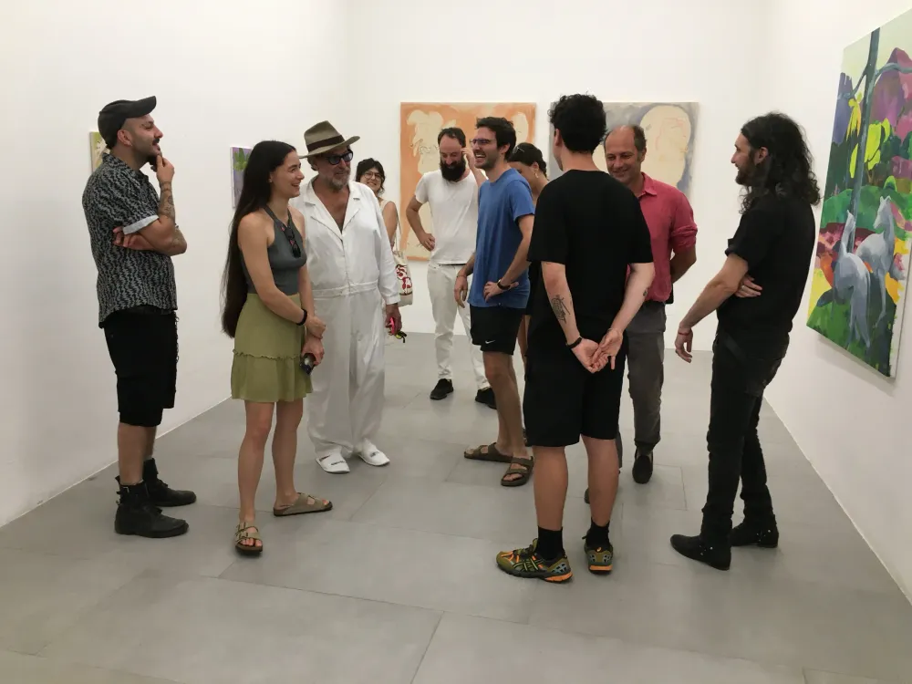Julian Schnabel con i visitatori in galleria