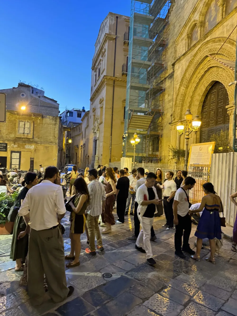 Salon Palermo 4 — Opening, 11 luglio 2024 — Il pubblico al tramonto 13