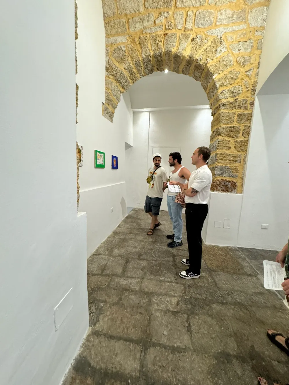 Visitatori sotto l'arco in pietra all'ingresso della galleria