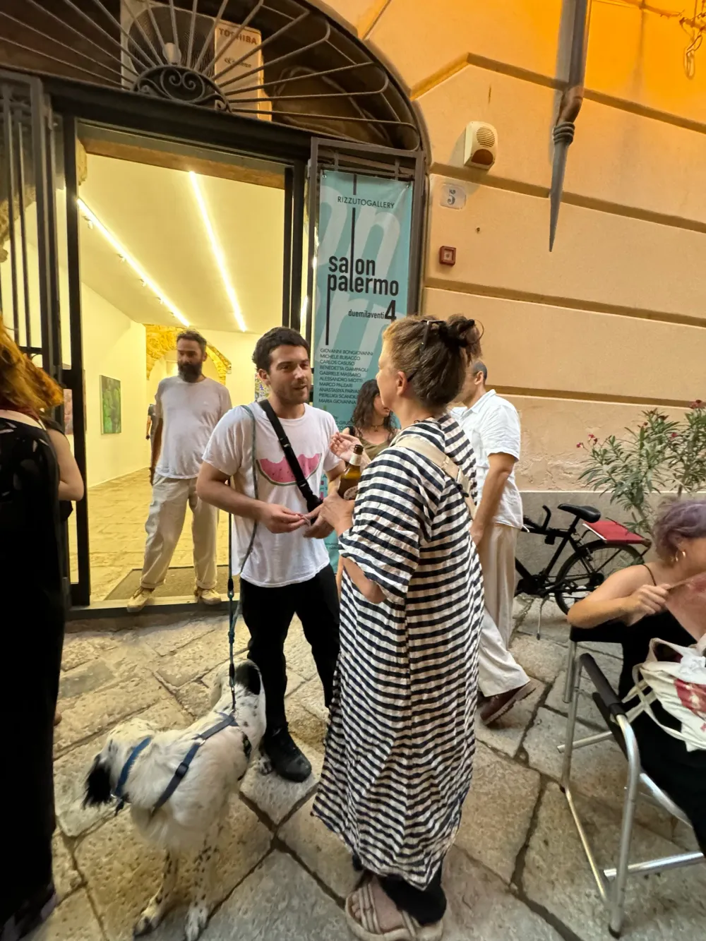 Davanti all'ingresso della galleria, con lo stendardo di Salon Palermo 4 e un cane