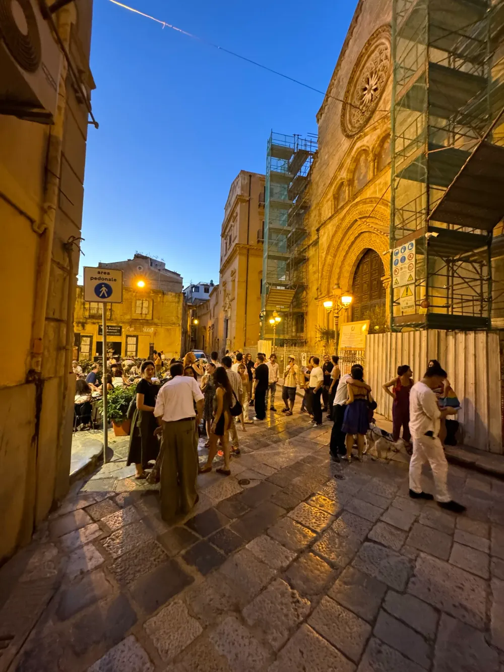 La piazza davanti alla chiesa affollata al tramonto