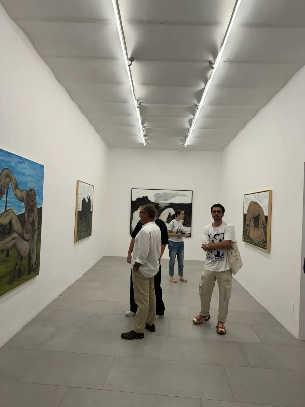 Visitatori nella sala lunga della galleria durante l'opening