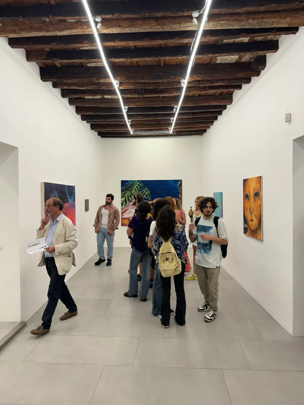 Visitatori nella sala con il soffitto a travi di legno