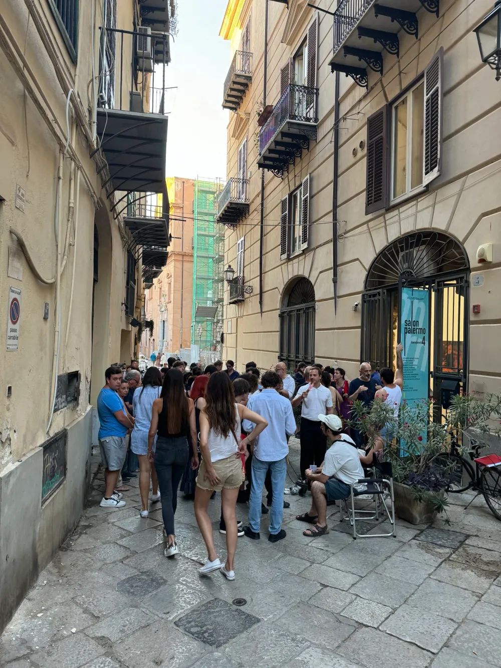 Folla in via Maletto davanti all'ingresso della galleria