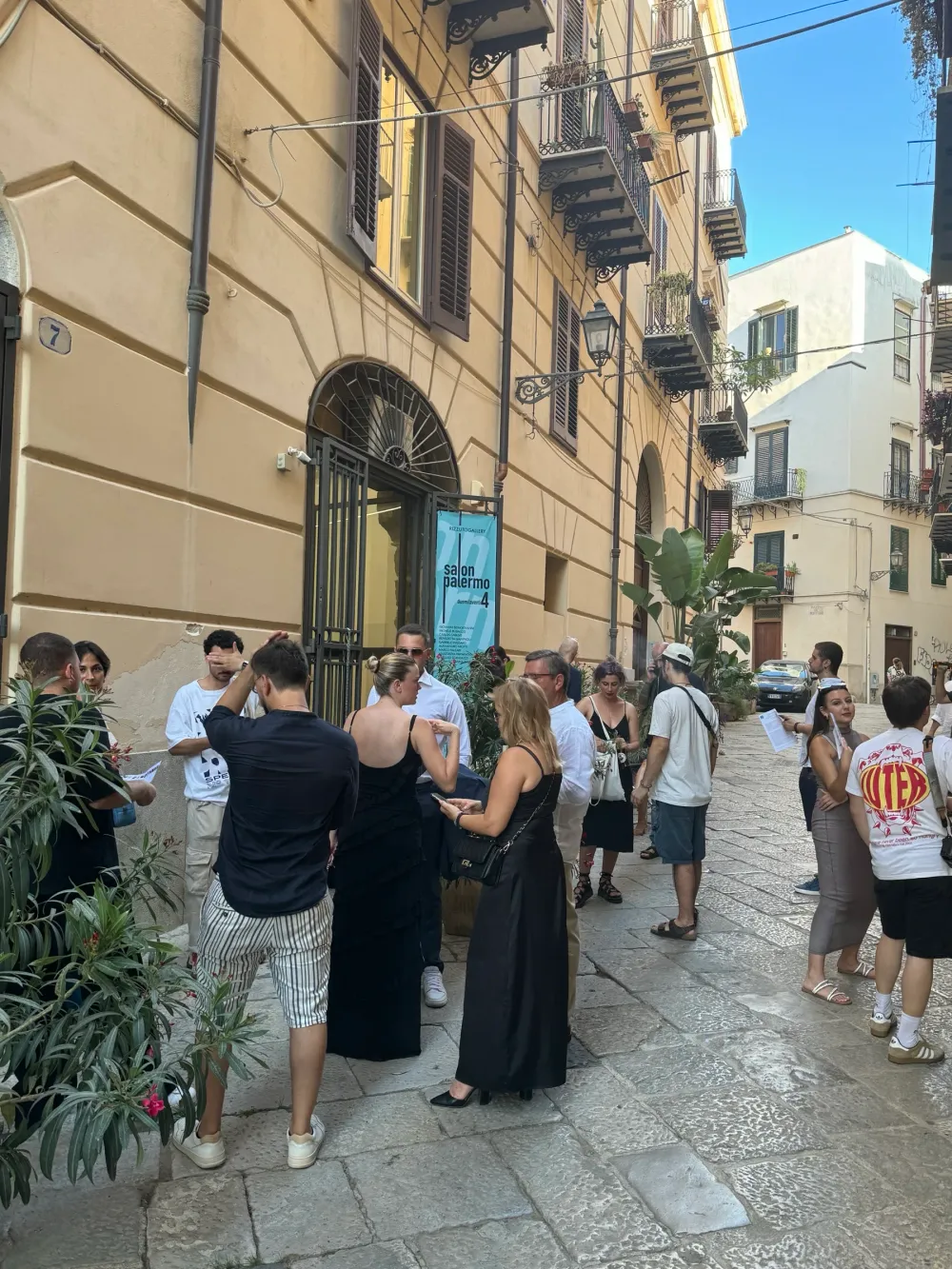Il pubblico in via Maletto davanti alla galleria