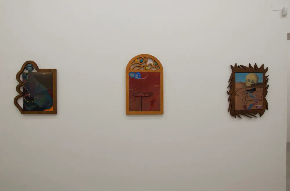 Veduta della mostra: parete con tre opere di Mattia Sinigaglia nelle cornici sagomate in legno