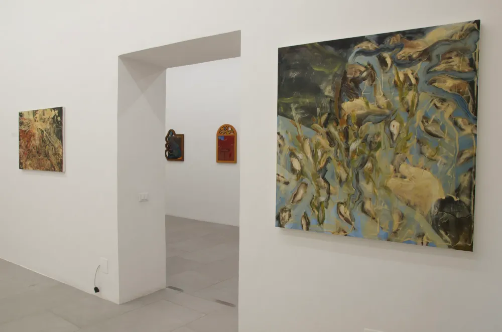 Veduta della mostra: una sala con un grande dipinto a destra e, attraverso la porta, opere di Mattia Sinigaglia