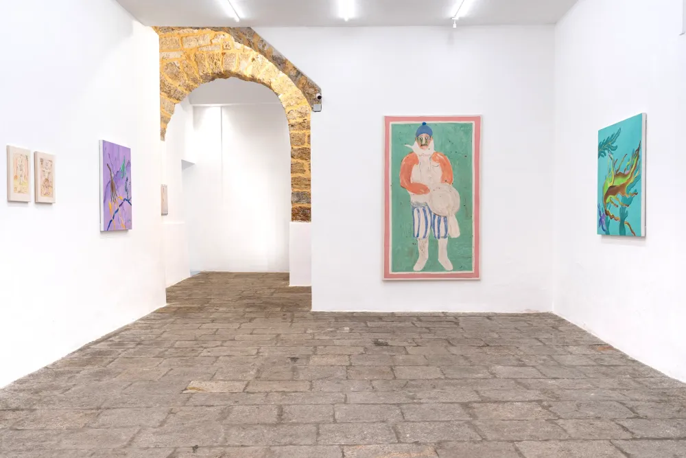 Prima sala con pavimento in pietra e arco in tufo; al centro un grande dipinto con figura in costume